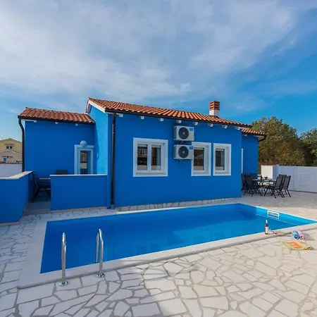 Blue House With Private Pool Ferienhaus Nova Vas (Porec)