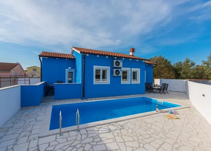 Blue House With Private Pool Дом отдыха Нова-Вас